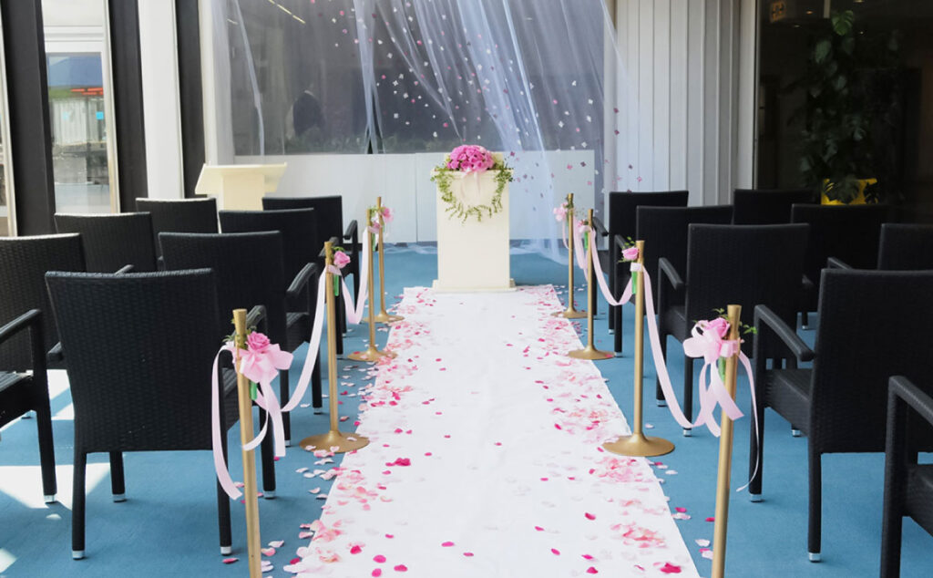 ホテル伊豆急のアトリウ挙式会場の花びらに彩られたバージンロード