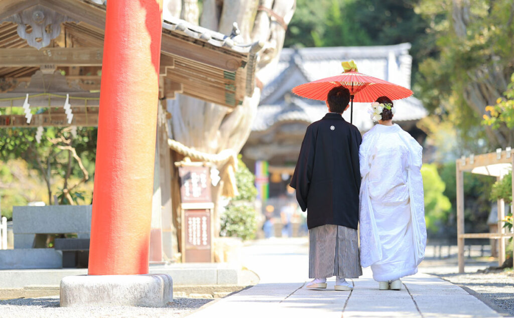 白濱神社の境内を歩く和装の新郎新婦の後姿