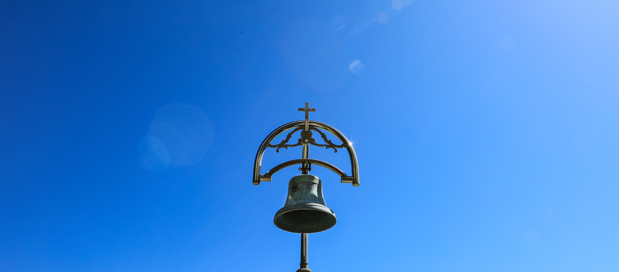 青空に映える教会の鐘