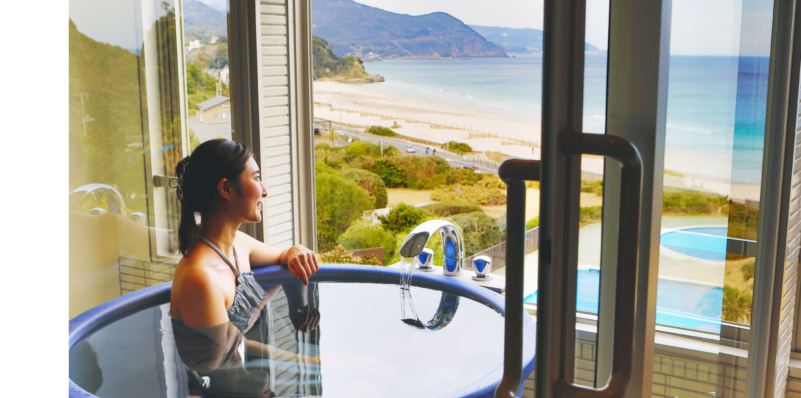 ホテル伊豆急のデラックスツインビューバスルームの個室風呂から海の景色を眺める