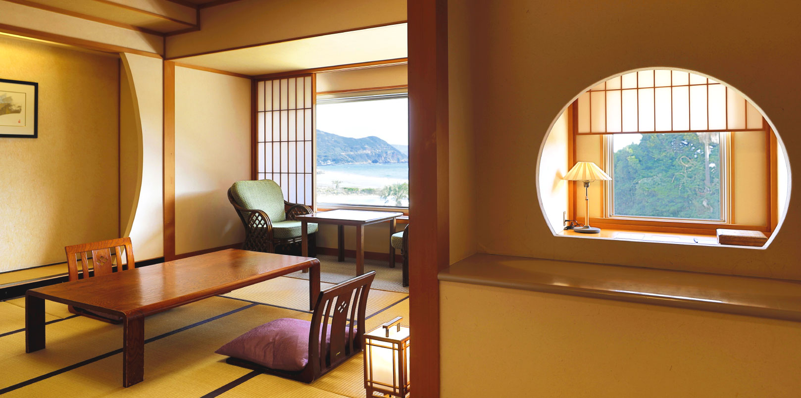 ホテル伊豆急の眺望風呂付き特別室の優雅な室内