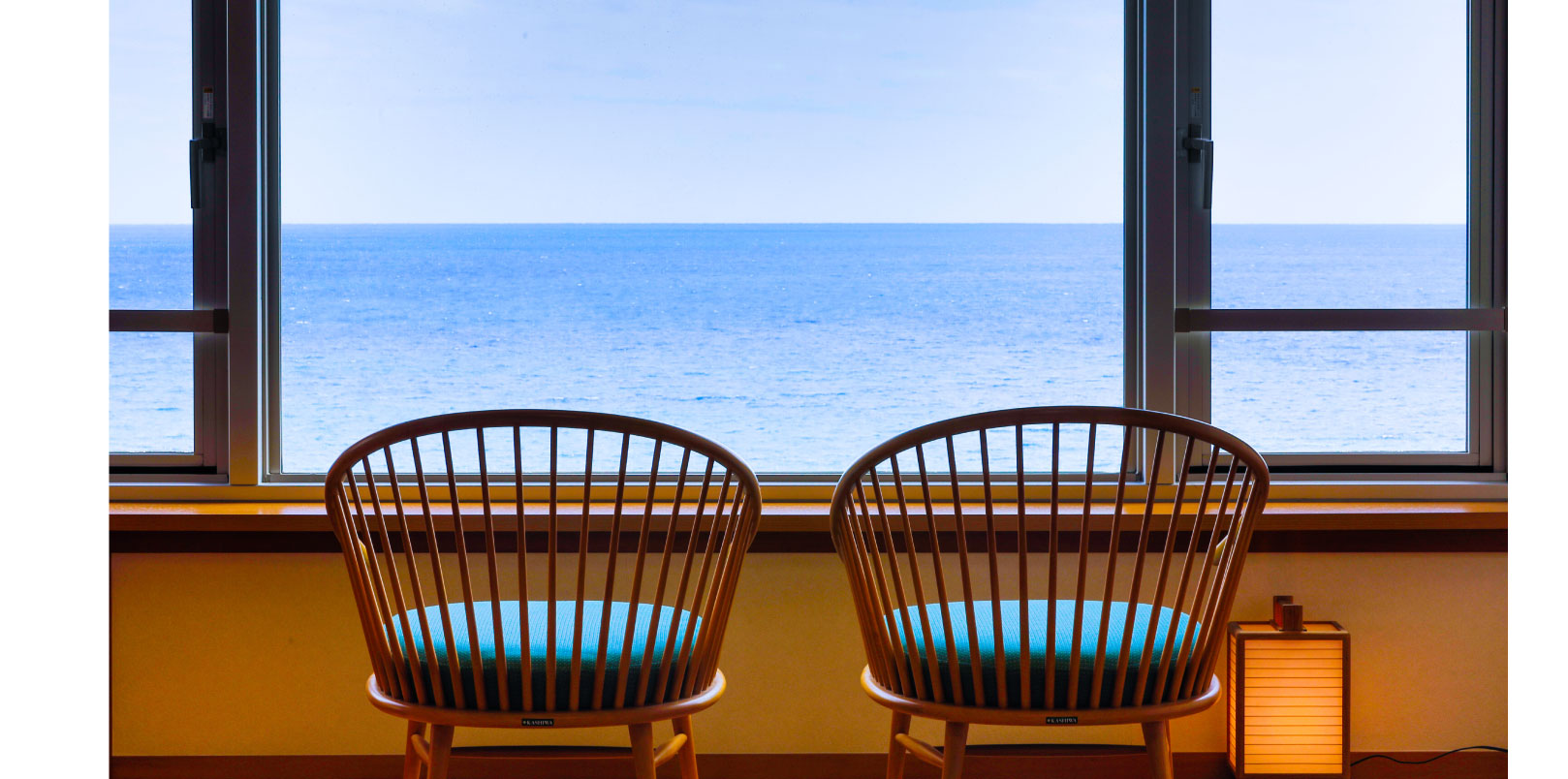 ホテル伊豆急の特別室　窓際の椅子と海の眺望