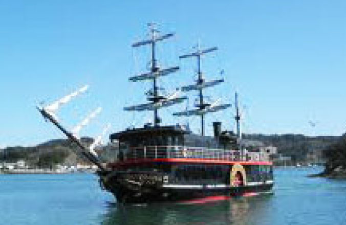 下田港に浮かぶ遊覧船　黒船「サスケハナ」