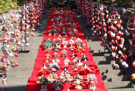 稲取の雛のつるし飾りまつりで階段いっぱいに飾られた雛人形