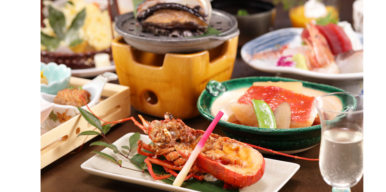 ホテル伊豆急の伊勢海老やアワビが入ったコース料理